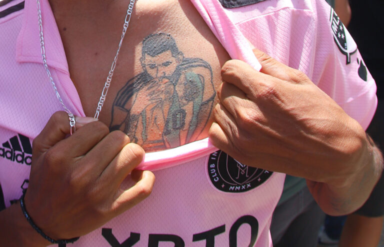 MEX3957. MONTERREY (MÉXICO), 09/04/2024.- Un aficionado muestra un tatuaje mientras espera la llegada del jugador del Inter Miami Lionel Messi al hotel de concentración, previo al partido de cuartos de final de la Liga de Campeones de la Concacaf contra Monterrey, este martes en Monterrey (México). El diez argentino fue ovacionado por hinchas que lucieron su camiseta. El avión que trajo al exjugador de Barcelona y sus compañeros de equipo arribó al aeropuerto de Monterrey, ciudad del Norte de México, antes del mediodía. EFE/ Rodrigo Mendoza