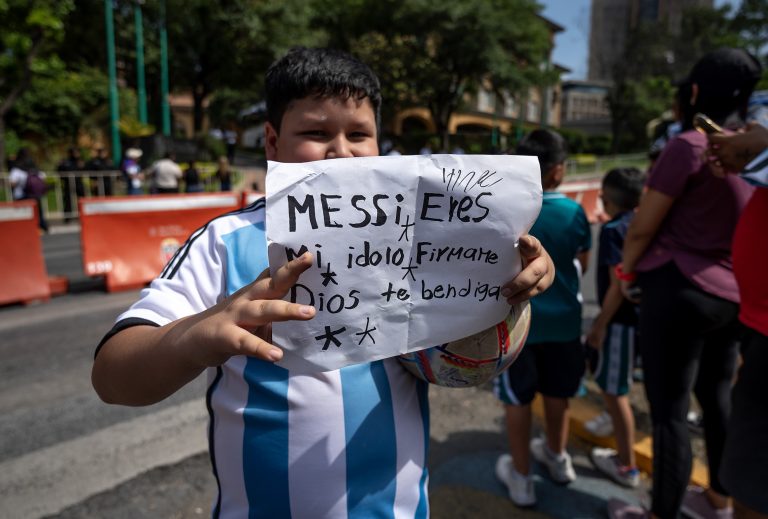 MEX3957. MONTERREY (MÉXICO), 09/04/2024.- Un aficionado muestra un cartel mientras espera la llegada del jugador del Inter Miami Lionel Messi al hotel de concentración, previo al partido de cuartos de final de la Liga de Campeones de la Concacaf contra Monterrey, este martes en Monterrey (México). El diez argentino fue ovacionado por hinchas que lucieron su camiseta. El avión que trajo al exjugador de Barcelona y sus compañeros de equipo arribó al aeropuerto de Monterrey, ciudad del Norte de México, antes del mediodía. EFE/ Miguel Sierra