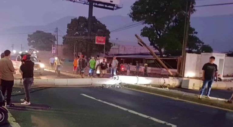 cae poste en Km. 28 de ruta al Pacífico