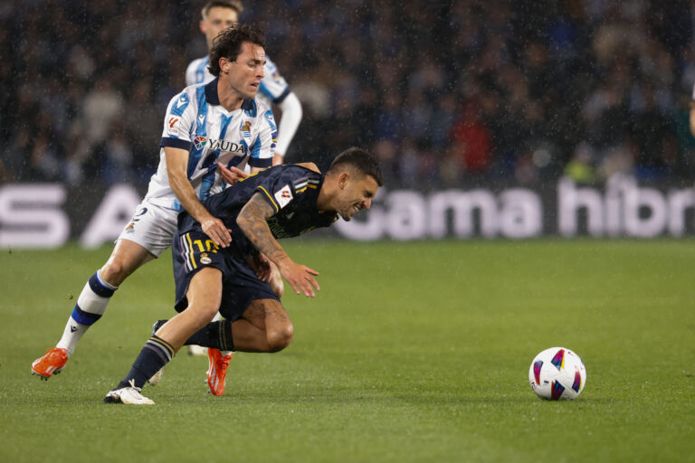 SAN SEBASTIÁIN, 26/04/2024.- El defensa de la Real Sociedad Álvaro Odriozola (i) disputa el balón ante Dani Ceballos (d), centrocampista del Real Madrid, durante el partido de Liga en Primera División que Real Sociedad y Real Madrid disputan este viernes en el Reale Arena, en San Sebastián. EFE/Juan Herrero