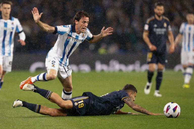 SAN SEBASTIÁIN, 26/04/2024.- El defensa de la Real Sociedad Álvaro Odriozola (i) disputa el balón ante Dani Ceballos (d), centrocampista del Real Madrid, durante el partido de Liga en Primera División que Real Sociedad y Real Madrid disputan este viernes en el Reale Arena, en San Sebastián. EFE/Juan Herrero