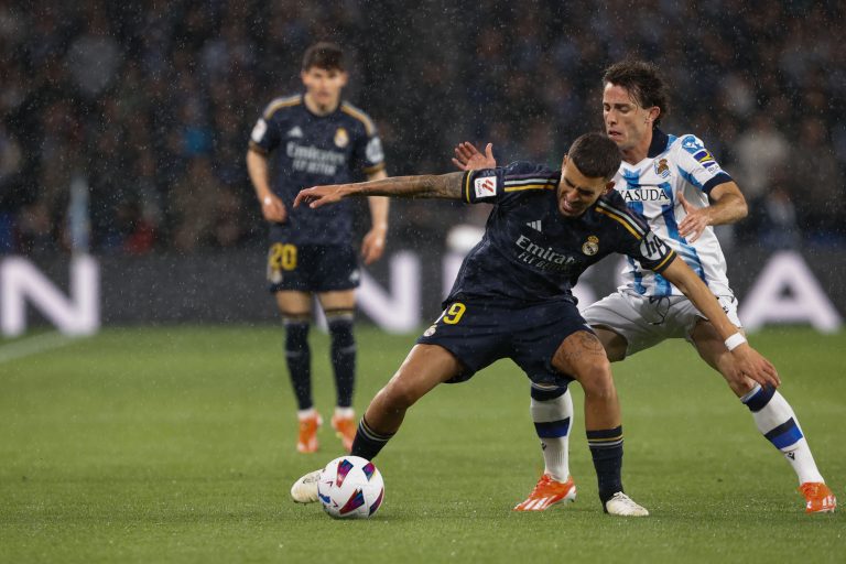 SAN SEBASTIÁIN, 26/04/2024.- El defensa de la Real Sociedad Álvaro Odriozola (d) disputa el balón ante Dani Ceballos (i), centrocampista del Real Madrid, durante el partido de Liga en Primera División que Real Sociedad y Real Madrid disputan este viernes en el Reale Arena, en San Sebastián. EFE/Juan Herrero