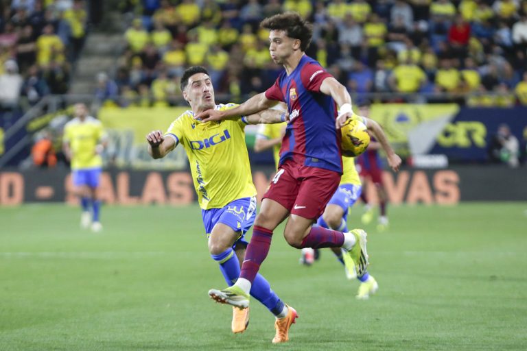 CÁDIZ, 13/04/2024.- El delantero del FC Barcelona Joao Félix (d) lucha por el balón con el el defensa del Cádiz CF Iza, durante el partido de Liga que enfrenta al Cádiz CF y al Barcelona CF en el estadio Nuevo Mirandilla, este sábado. EFE/Román Ríos.