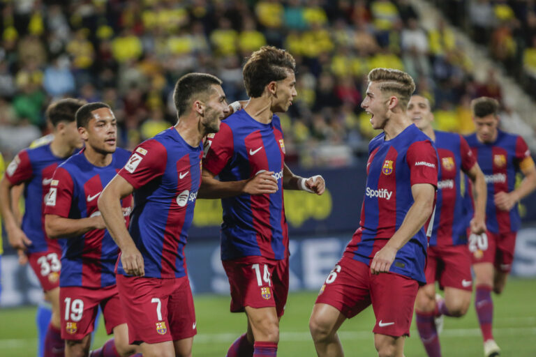 CÁDIZ, 13/04/2024.- El delantero portugués del FC Barcelona, Joao Felix (c), celebra con sus compañeros el primer gol del equipo blaugrana durante el partido de Liga que enfrenta al Cádiz CF y al Barcelona CF en el estadio Nuevo Mirandilla, este sábado. EFE/Román Ríos