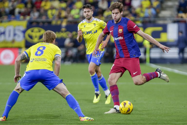 CÁDIZ, 13/04/2024.- El defensa del FC Barcelona Marcos Alonso (d) lucha por el balón con el centrocampista del Cádiz CF Álex (i), durante el partido de Liga que enfrenta al Cádiz CF y al Barcelona CF en el estadio Nuevo Mirandilla, este sábado. EFE/Román Ríos.