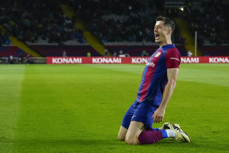 BARCELONA, 29/04/2024.- El delantero polaco del FC Barcelona, Robert Lewandowski, celebra el tercer gol del equipo valencianista durante el partido de la jornada 33 de Liga en Primera División que FC Barcelona y Valencia CF disputan este lunes en el Estadio Olímpico Lluis Companys. EFE/Enric Fontcuberta.