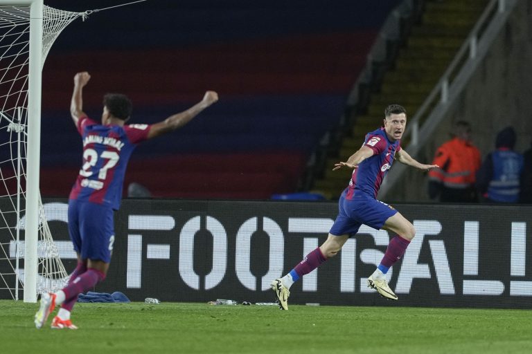 BARCELONA, 29/04/2024.- El delantero polaco del FC Barcelona Robert Lewandowski (d) celebra su segundo gol durante el partido de la jornada 33 de Liga en Primera División que FC Barcelona y Valencia CF disputan este lunes en el Estadio Olímpico Lluis Companys. EFE/Alejandro García