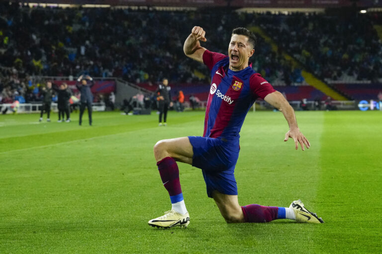 El delantero polaco del FC Barcelona, Robert Lewandowski, celebra el tercer gol del equipo valencianista durante el partido de la jornada 33 de Liga en Primera División que FC Barcelona y Valencia CF disputaron en el Estadio Olímpico Lluis Companys. EFE/Enric Fontcuberta.